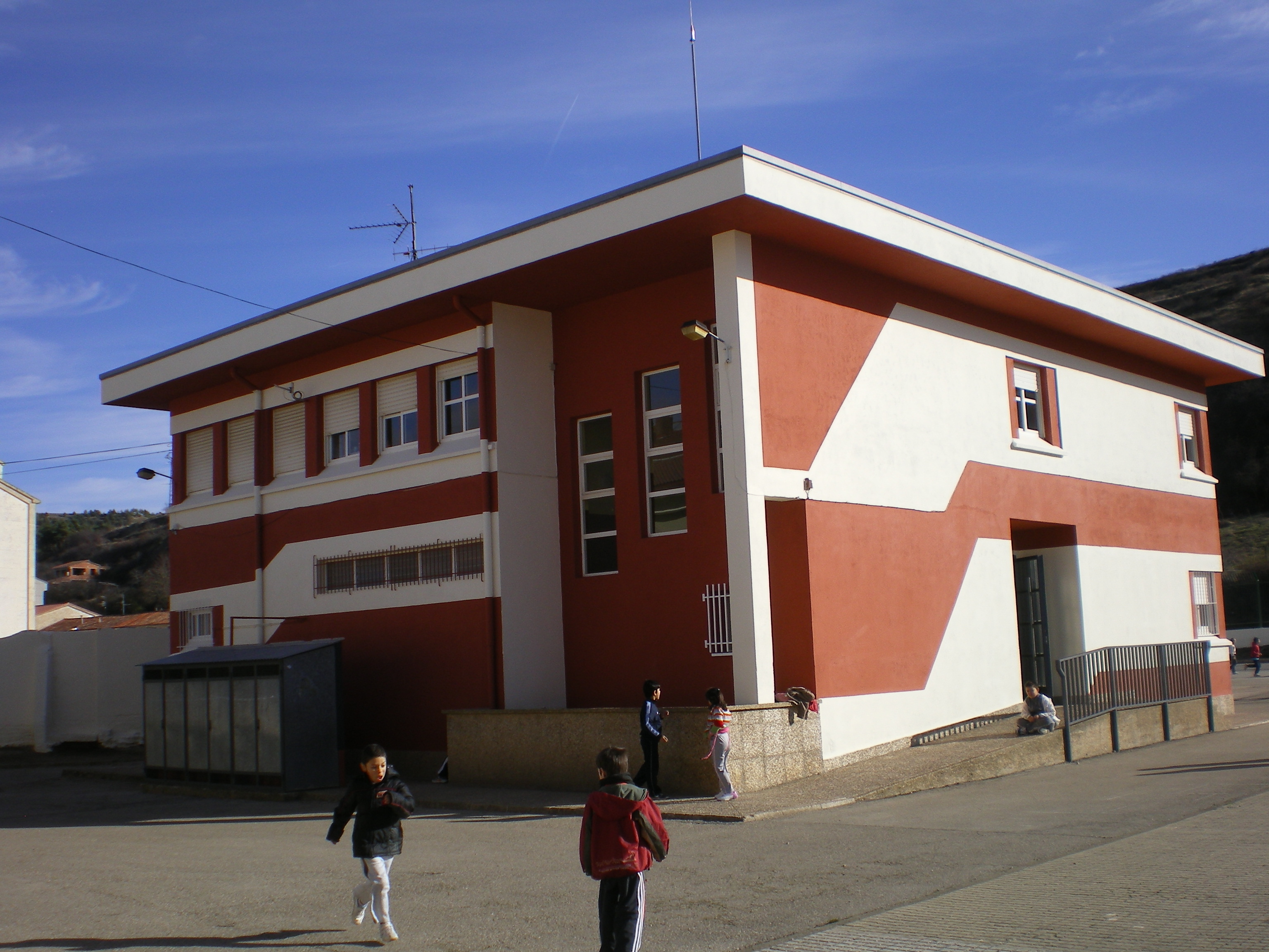 Dirección, sala de informática y comedor